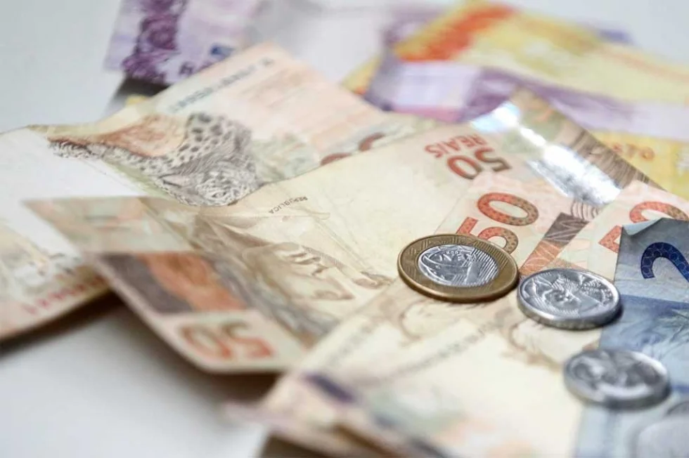 Crédito mais caro no Brasil exige cautela para evitar endividamento