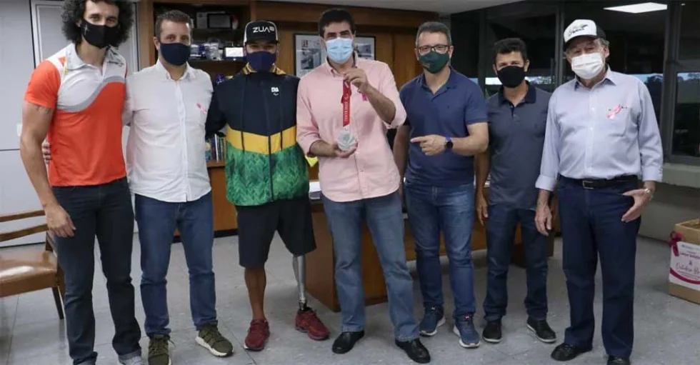 Medalhista de prata nos Jogos de Tóquio visita o gabinete do prefeito Marcelo