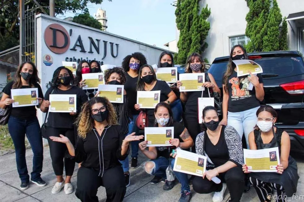 Beauty Coach, Karina Almeida forma profissionais em projeto social no Brasil e na África