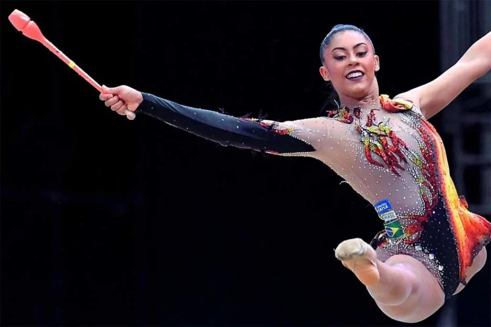 Paranaense é a 1ª brasileira a disputar final individual no Mundial de Ginástica Rítmica