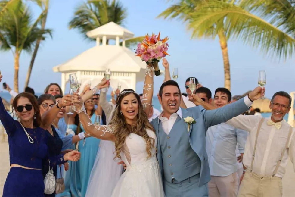 Cantora Luana Monalisa e o cirurgião plástico João Almeida, realizam casamento luxuoso no Caribe