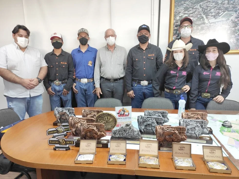 Rolândia: Prefeito e Vice recebem rolandenses destaques do “Ranch Sorting”