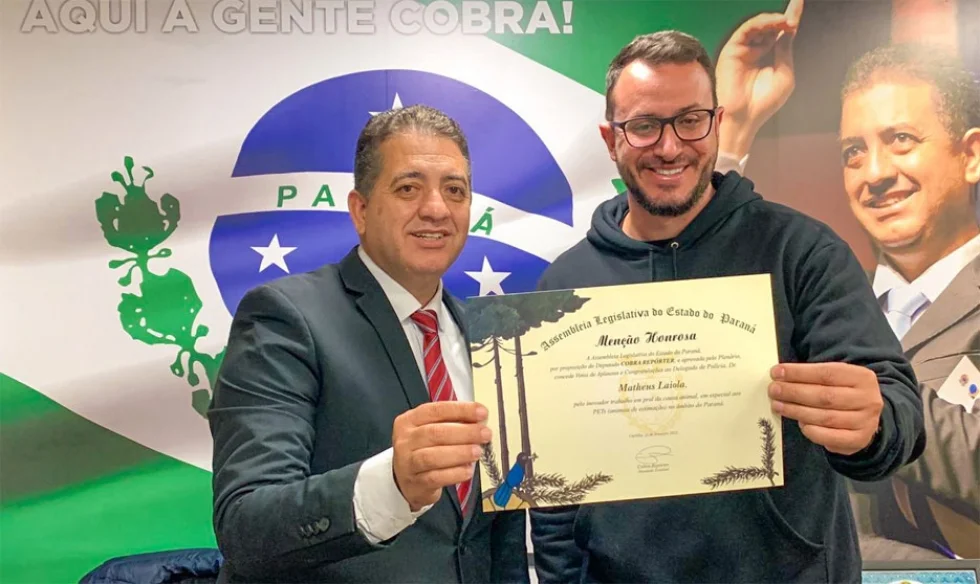 Deputado Cobra Repórter entrega homenagem ao delegado Matheus Laiola