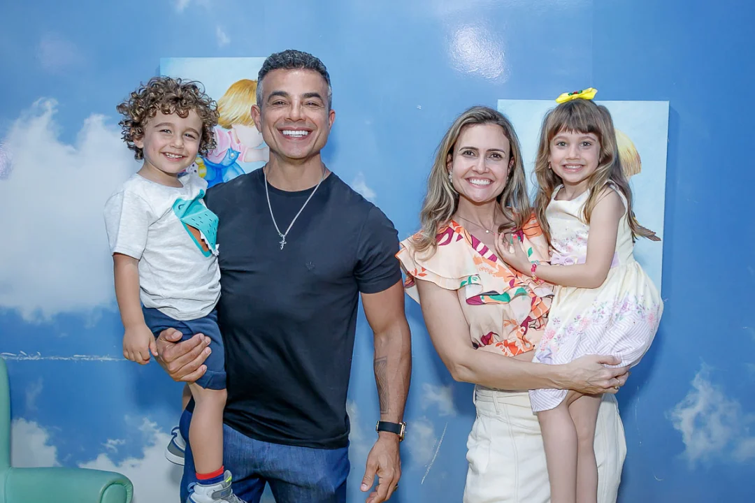 Ator Anderson Di Rizzi comemora aniversário de 44 anos em festa junto com os dois filhos