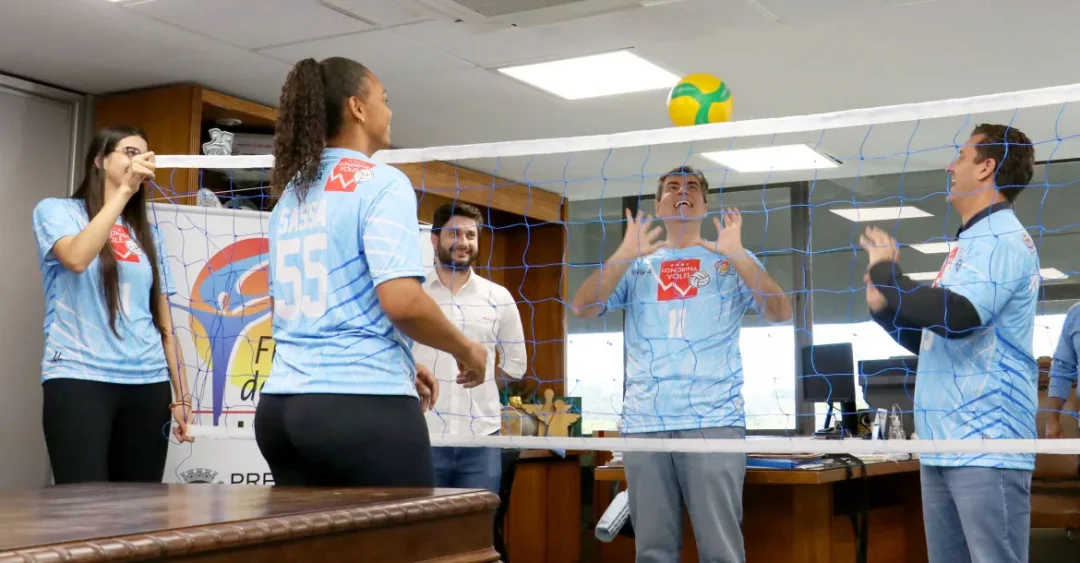 Novo time de voleibol feminino de Londrina se apresenta ao prefeito Marcelo Belinati