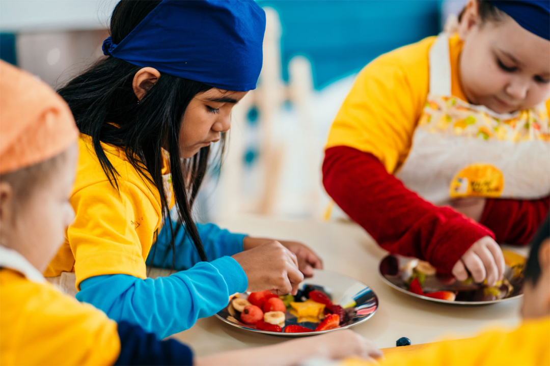 Crianças de uma escola em Londrina aprendem arte brincando e comendo frutas