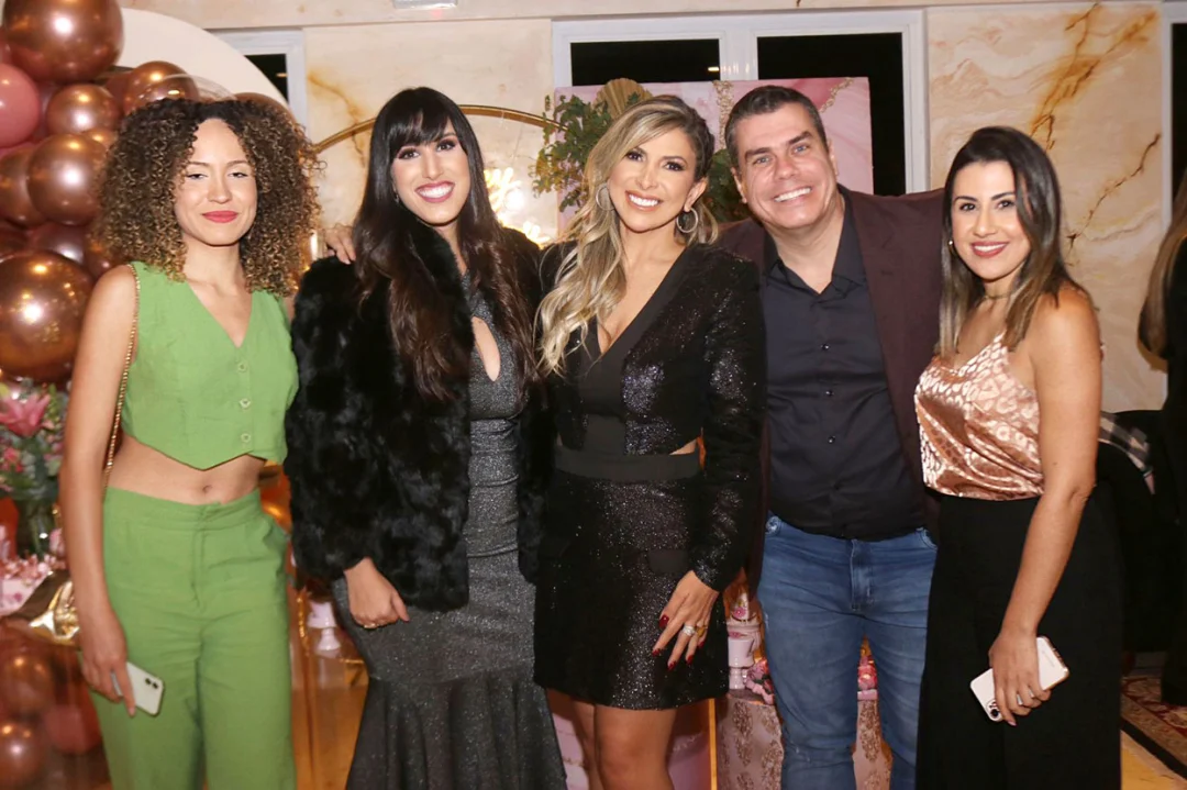 Thaís Pacholek, Fabíola Gadelha, Adryana Ribeiro entre outros, prestigiam aniversário de apresentadora Fernanda Comora