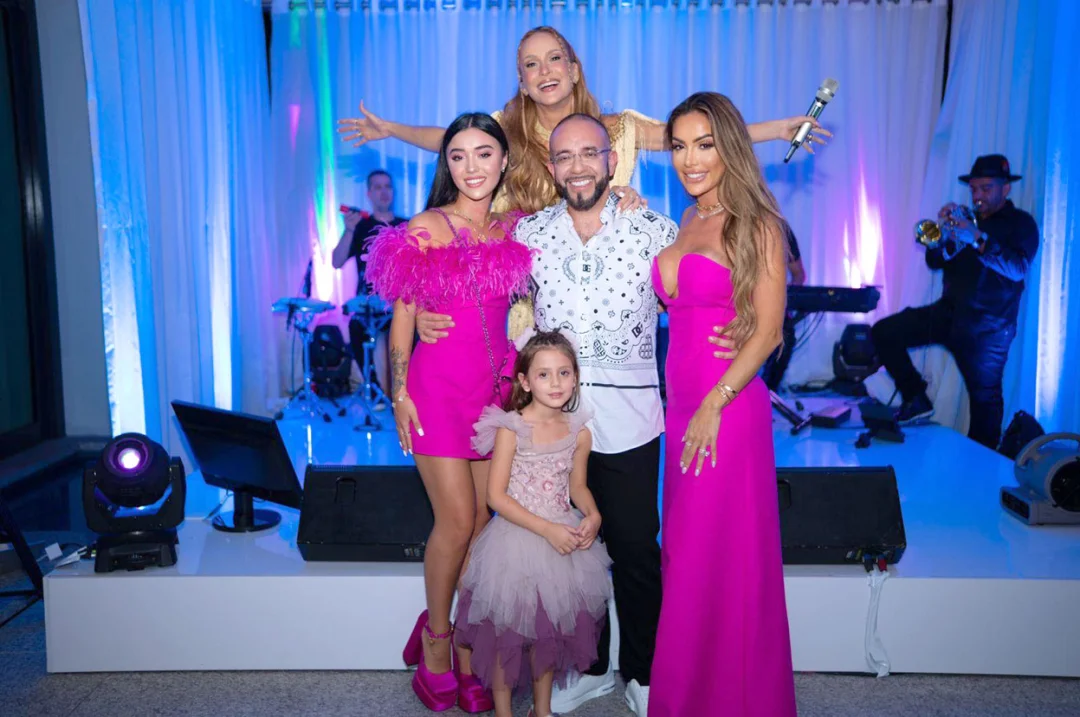 Ex-RedeTV, Tati Barbieri é pedida em casamento; cerimônia custou R$ 2,5 milhões e contou com show de Claudia Leitte