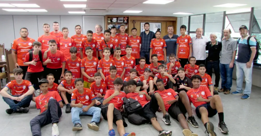 Equipe Londrina/FEL/Lidelon de Futsal Sub-17 apresenta novo uniforme na Prefeitura