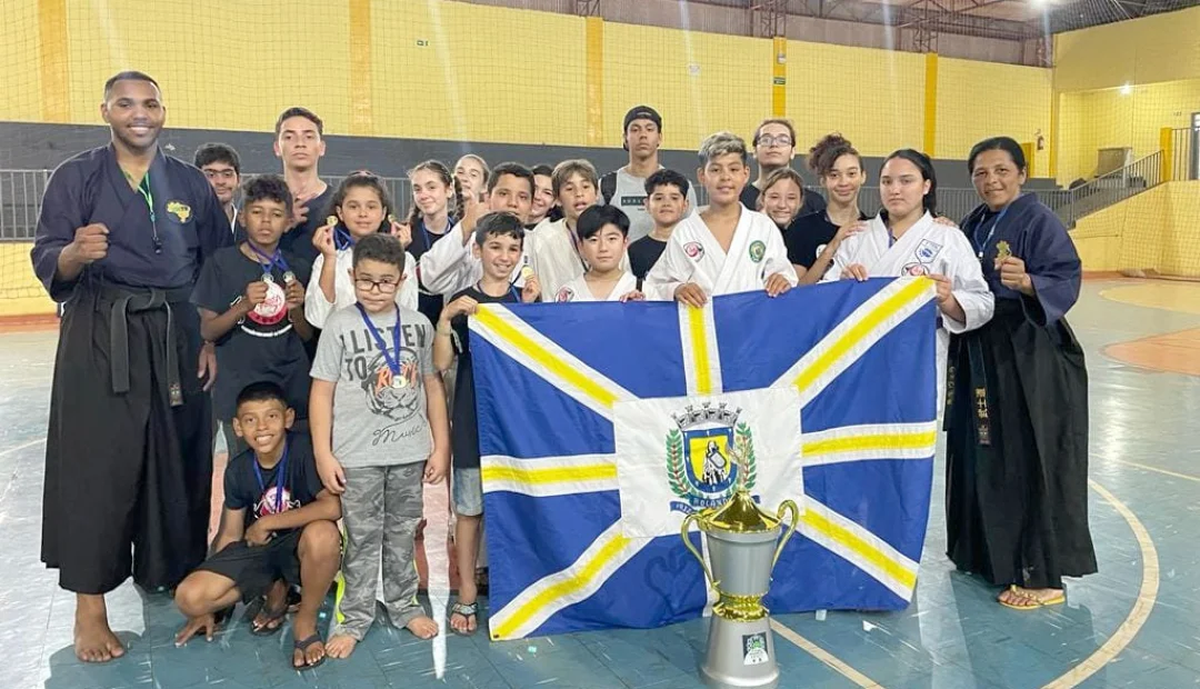Rolândia: Karatecas são campeões em regional da modalidade