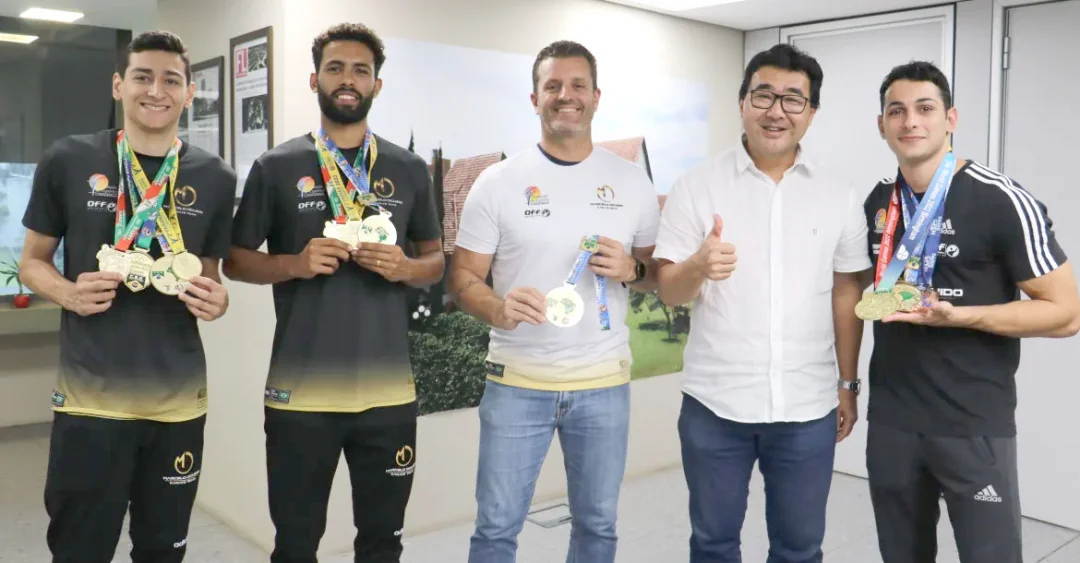 Atletas londrinenses campeões do karatê fazem reunião com prefeito Jairo Tamura
