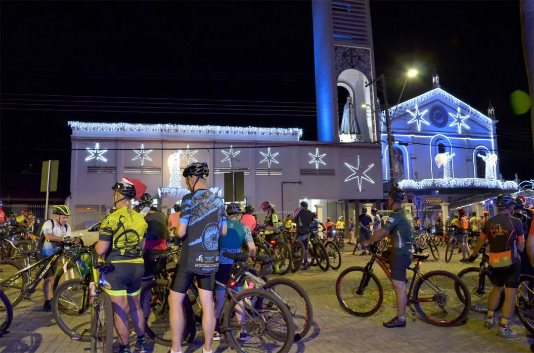 Pedalada noturna leva mais de 200 ciclistas ao Santuário de Nossa Senhora Aparecida