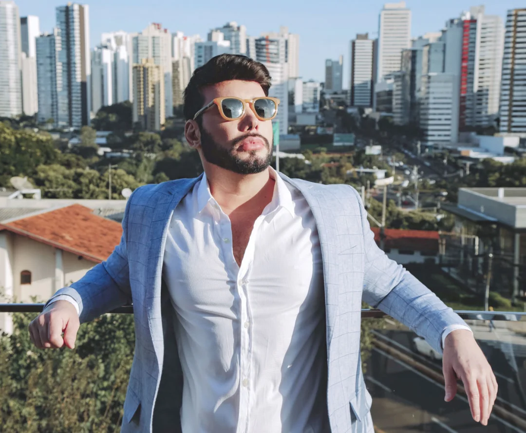 O apresentador de TV Gustavo Godoy alcança a marca de mais de 1 milhão de seguidores no seu Instagram @gustavogodoy