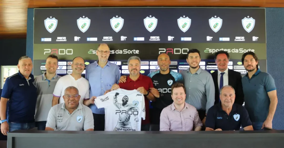 LEC doa camisa histórica em homenagem ao Pelé para o Hospital do Câncer