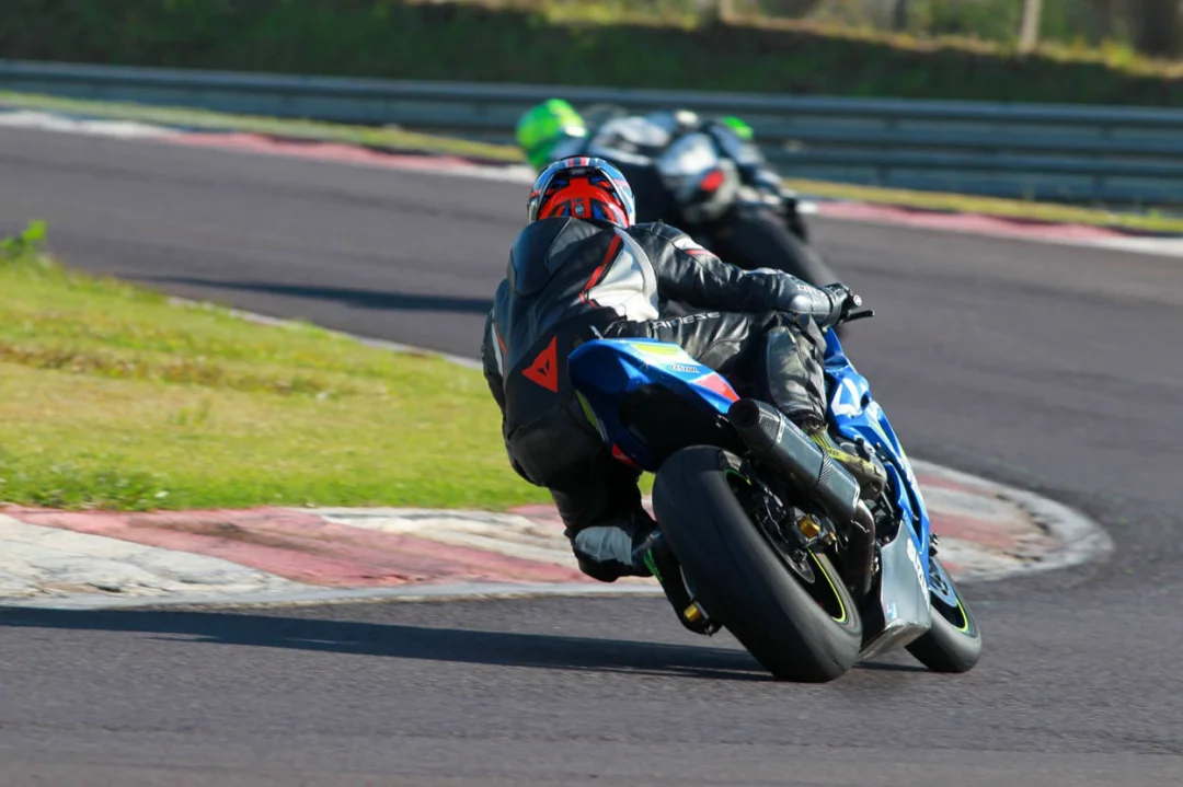Ricardo Oliveira, atual campeão de motovelocidade da categoria Light, ministra curso de pilotagem em parceria com a Ducati Londrina