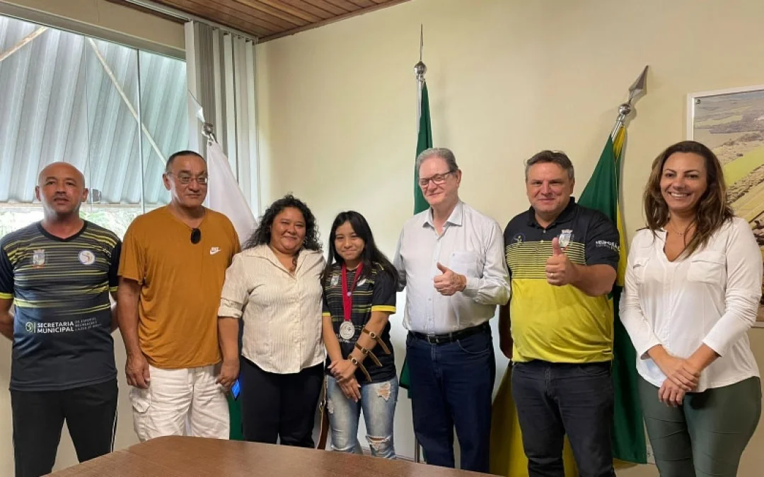 Ibiporaense de 14 anos se destaca em campeonato paranaense de Tiro com Arco e recebe medalha do prefeito José Maria Ferreira