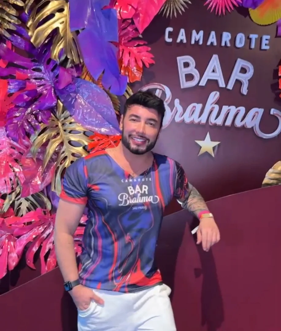 O apresentador e influenciador digital Gustavo Godoy curte carnaval em São Paulo como um dos convidados de badalado camarote