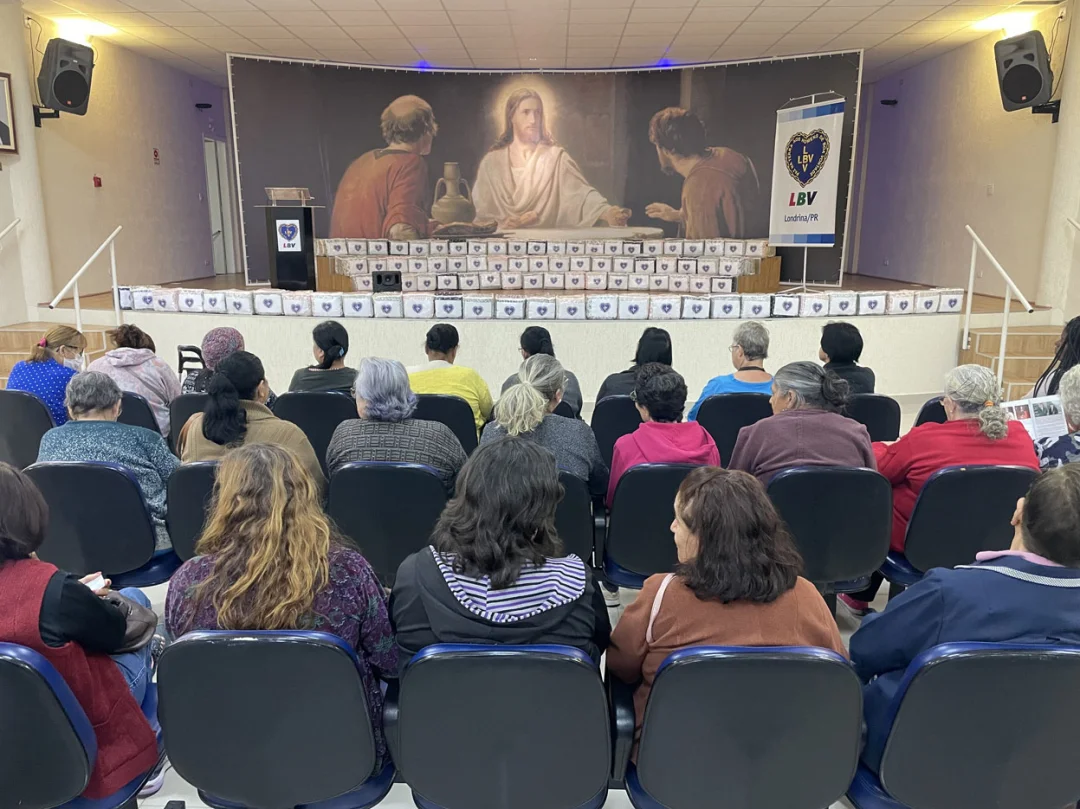 Com entrega de cobertores, LBV aquece famílias em Londrina
