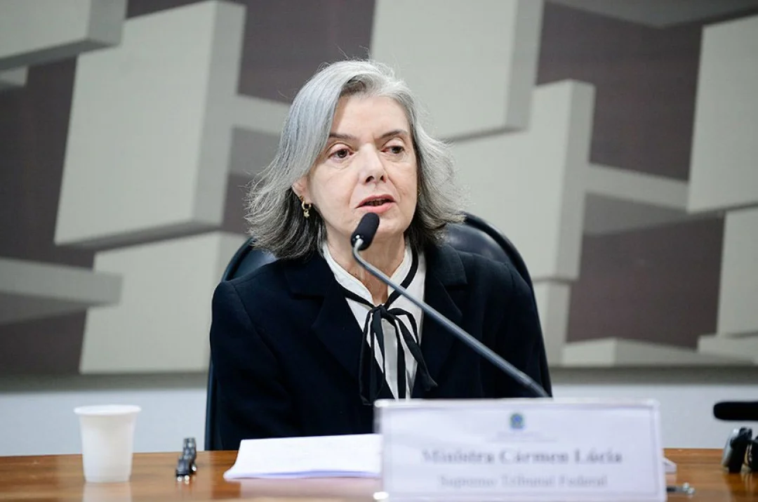 Comissão debate defesa da democracia com ministros do STF