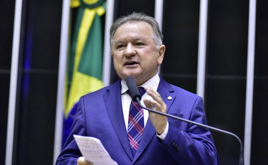 Câmara aprova MP que reajusta salário mínimo e amplia faixa de isenção do IR