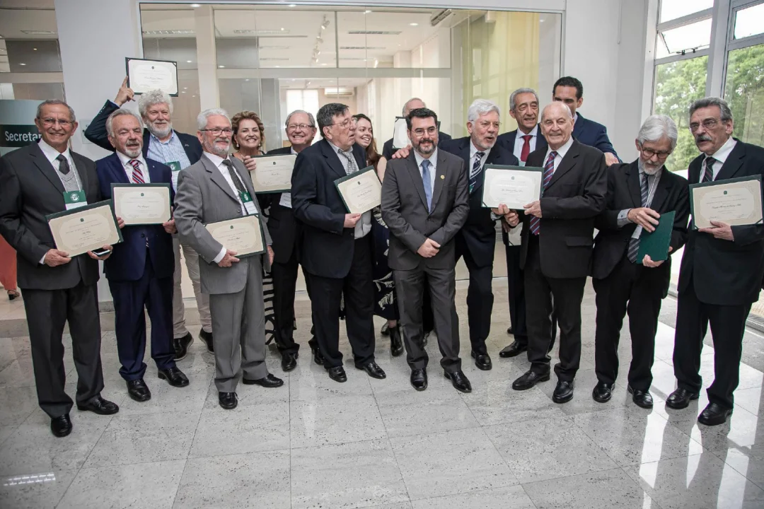 Vinte médicos londrinenses homenageados com diplomação de mérito ético do CRM-PR