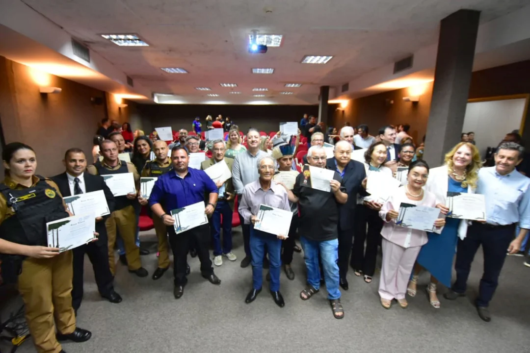 Deputado Cobra Repórter homenageia pessoas que se destacaram em Londrina e região
