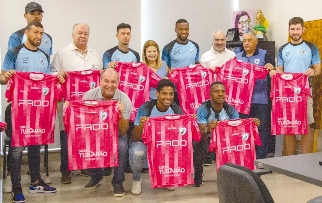 Tubarão faz doação de uniforme rosa ao Hospital do Câncer de Londrina