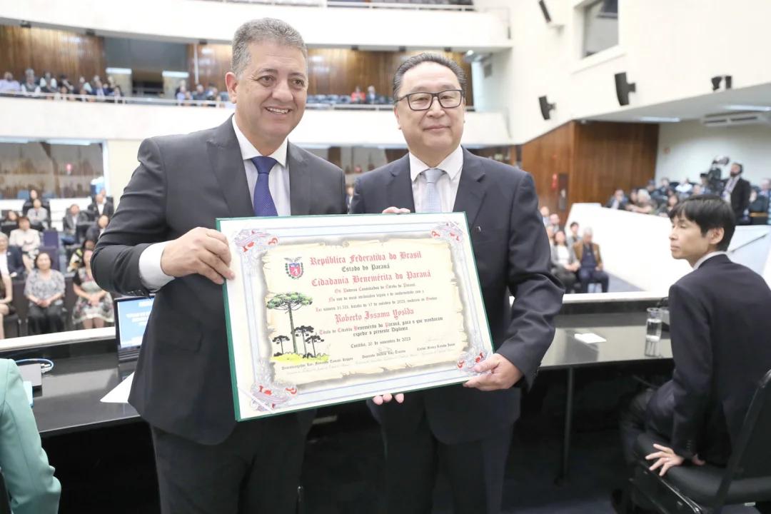 Deputado Cobra Repórter entrega Título de Cidadão Benemérito do Estado do Paraná ao médico Roberto Issamu Yosida