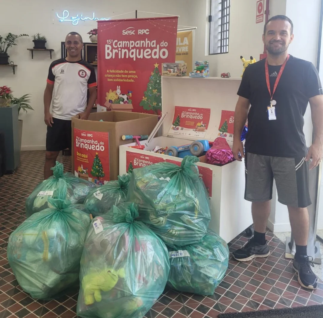 Batuque na Caixa distribui brinquedos aos alunos