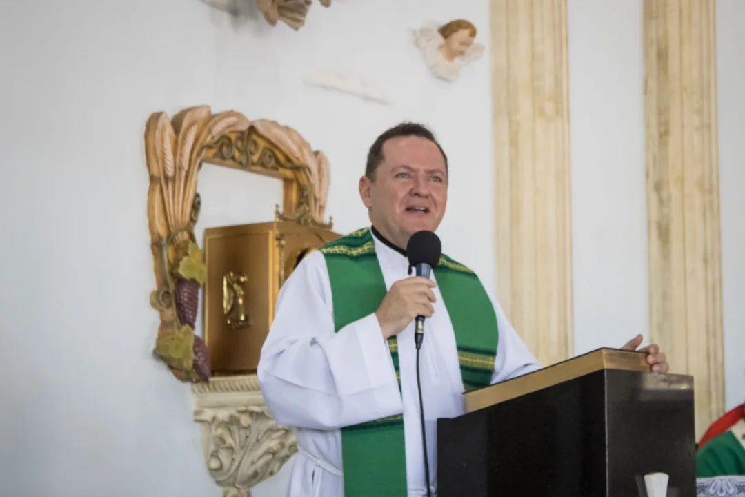 Deputado Cobra Repórter quer homenagear o padre Rafael Solano que assumiu a Paróquia Jesus Cristo Libertador