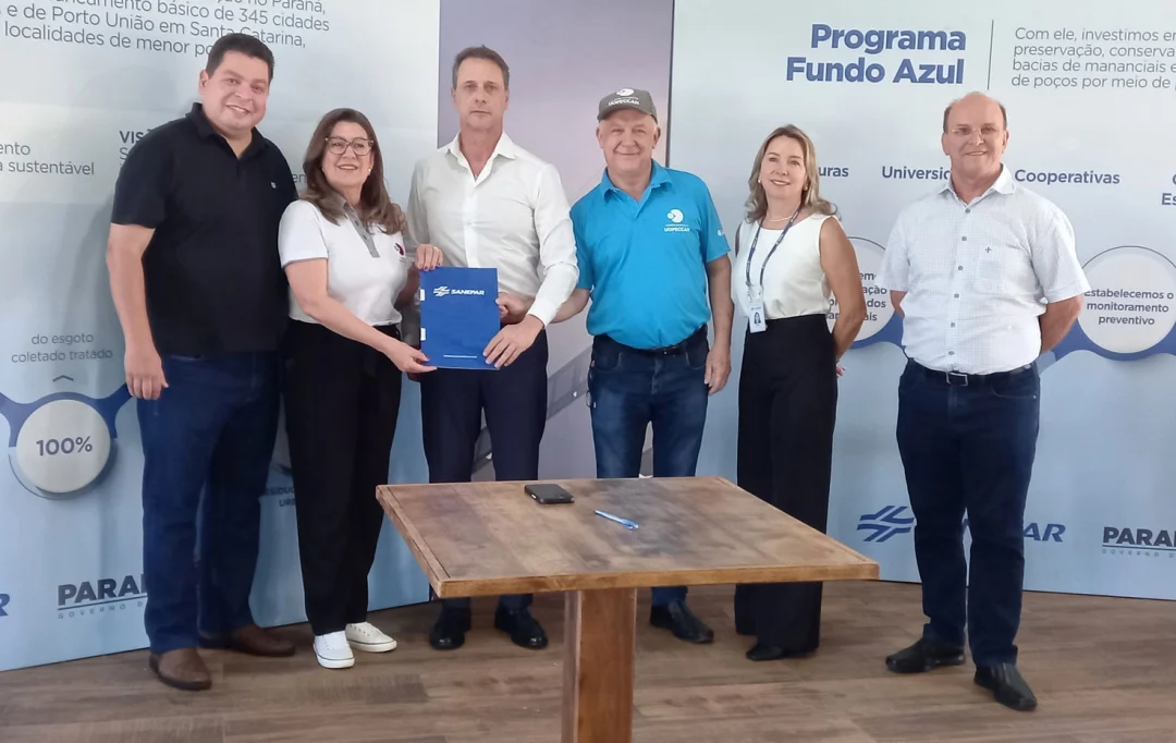 Sanepar faz doação e recebe troféu de Empresa Amiga da Uopeccan