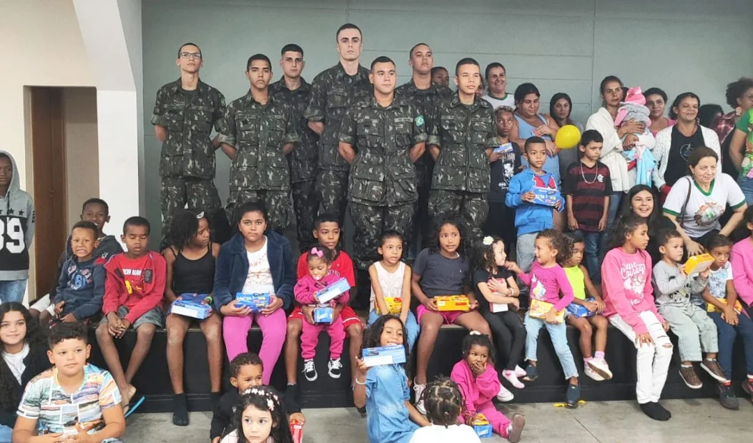 Tiro de Guerra arrecada e doa chocolates para crianças