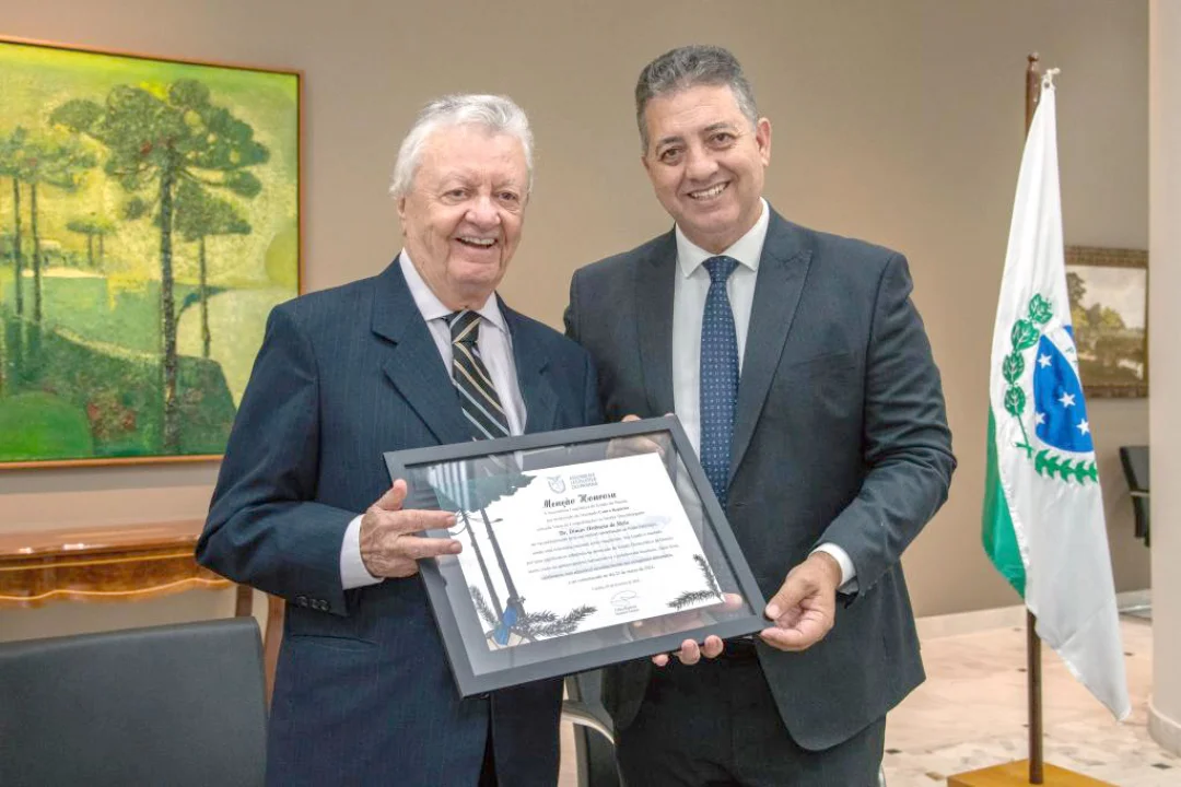 Desembargador Dimas Ortêncio de Melo recebe do deputado Cobra Repórter homenagem pelos 80 anos de vida e serviço ao judiciário paranaense
