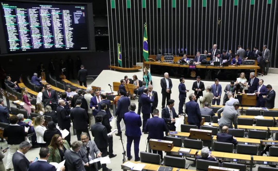 Polêmica entre Elon Musk e Alexandre de Moraes repercute nos discursos de deputados