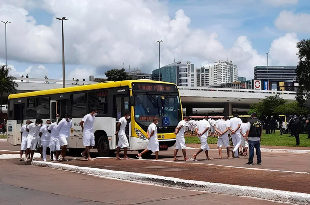 Sancionada lei que restringe saída temporária; vetos permitem visita à família