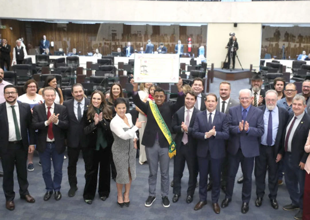Uraiense pentacampeão Kléberson recebe homenagem da Assembleia Legislativa do Paraná