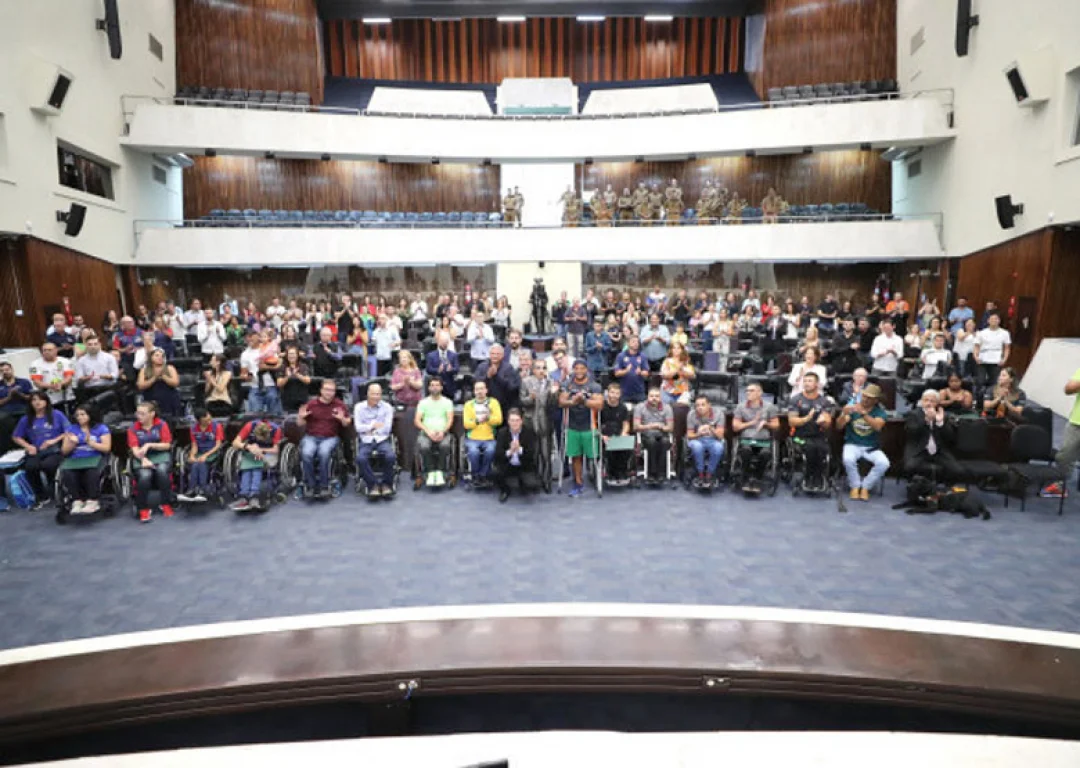 Atletas e técnicos do paradesporto paranaense são homenageados na Assembleia Legislativa