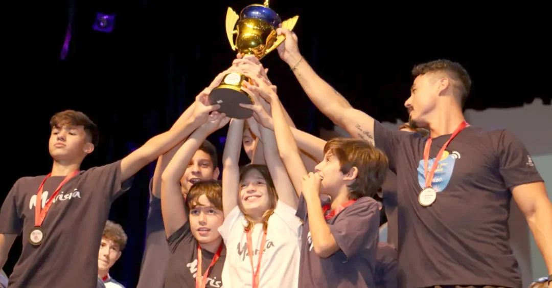 Atletas celebram o encerramento dos Jogos Escolares de Londrina e recebem premiação