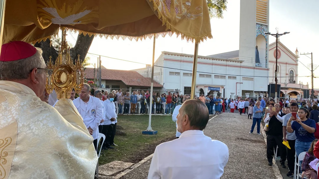 Corpus Christi no Santuário tem café comunitário, confecção de tapetes e missa na praça