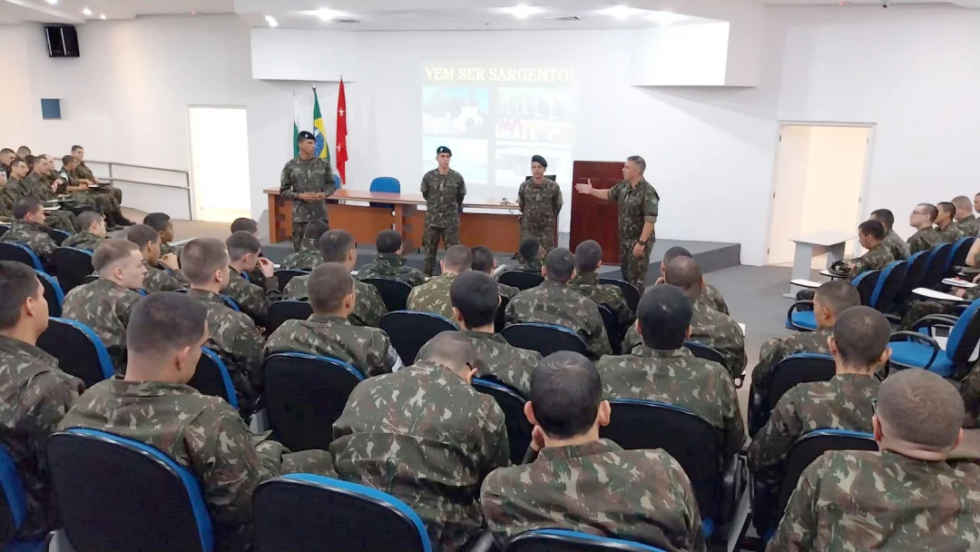Aspirante à Oficial e Sargentos recém egressos da escola de formação ministram palestra para atiradores