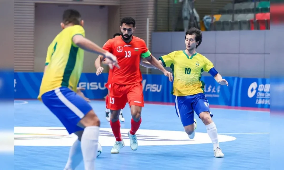 Camisa 10 Miguel Kenji comemora medalha no Mundial e reencontra as origens no futsal do Colégio Londrinense