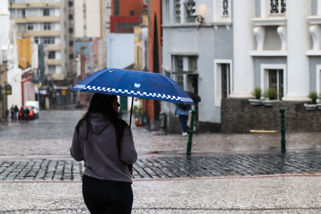 Massa de ar polar traz chuva e derruba temperatura, mas melhora o ar no Paraná