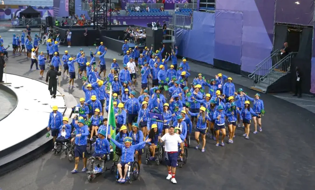 Brasil levanta Champs-Élysées durante a cerimônia de abertura dos Jogos Paralímpicos de Paris 2024