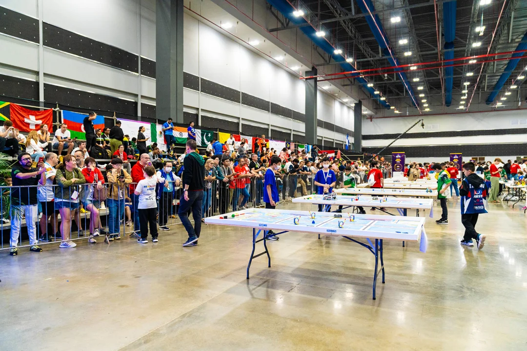 Alunos do Paraná participam de campeonato global de robótica em SC