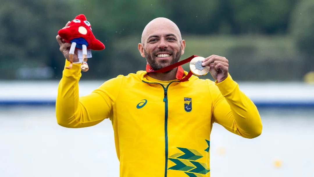 Deputado Cobra Repórter propõe Menção Honrosa ao atleta paralímpico Miquéias Elias Rodrigues, bronze em Paris