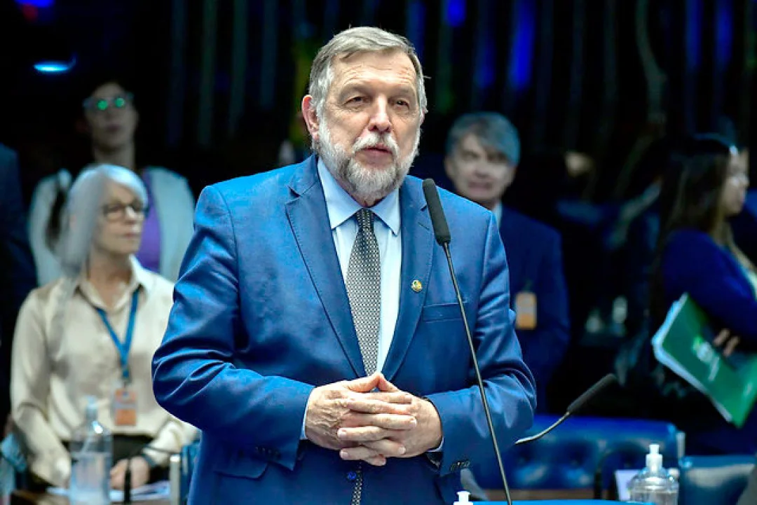 Flávio Arns apresenta projeto para incluir alunos bolsistas no Programa Pé-de-Meia