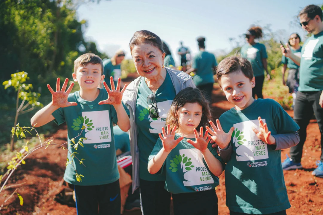 Projeto Mais Verde: alunos voluntários da Escola Municipal Norman Prochet plantam árvores em Londrina