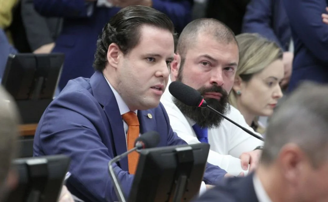 Relator lê parecer pela anistia de envolvidos em atos de 8 de janeiro, mas votação fica para próxima semana