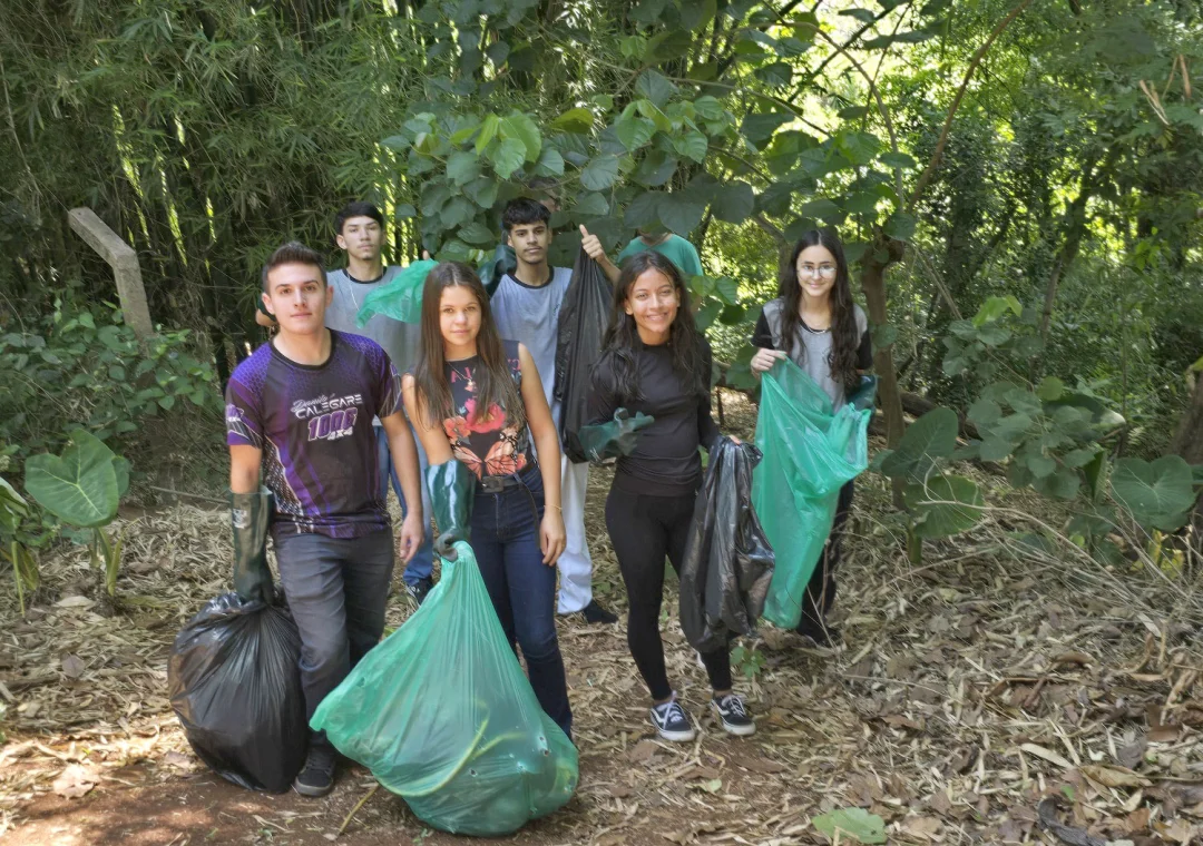 Jovens participam de ação de proteção da nascente do São Lourenço