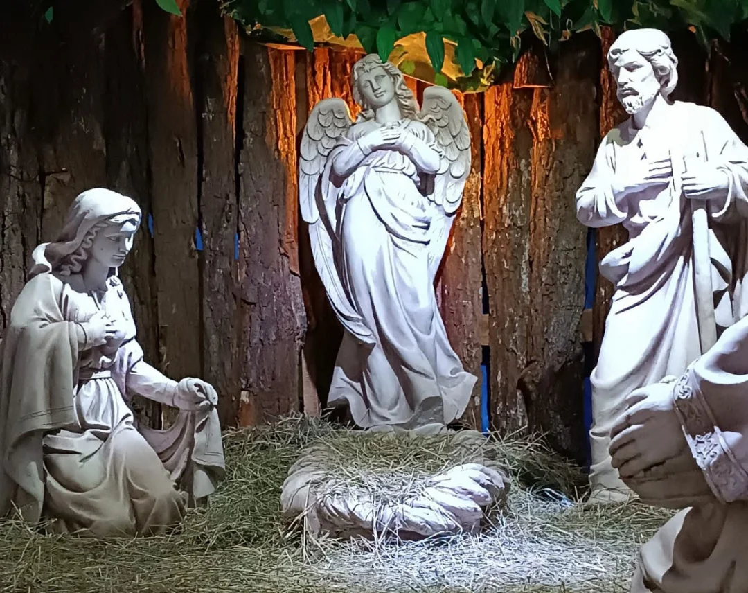 Grupo de adolescentes e jovens encena nascimento de Cristo com foco na esperança